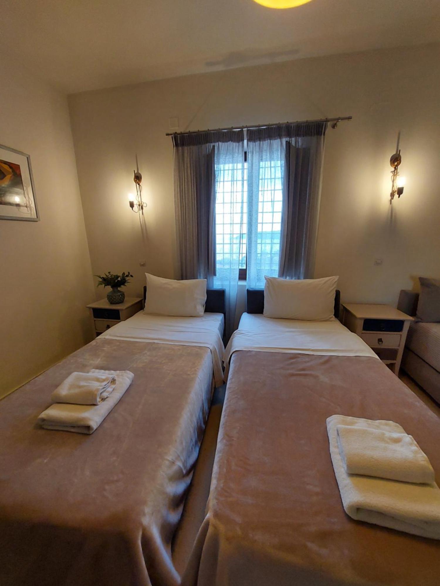 Vardia Hotel Kardhamili Buitenkant foto